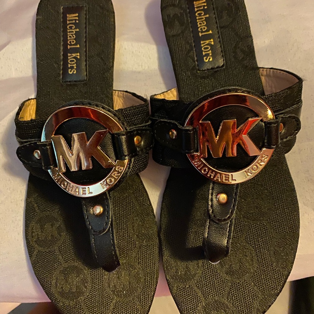 MK flip flops 🥰